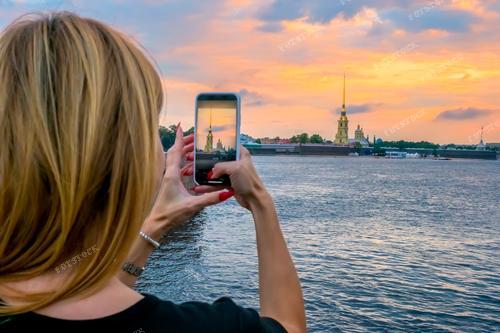 Фотография представляет летний Петербург, где реки и каналы протекают между знаменитыми достопримечательностями, включая крепость Петра и Павла. Парусник на Неве и Львиный остров создают красочную картину летнего города. Этот снимок отражает архитектурное великолепие и живописные водные пути города.

Эта фотография — не только красивое изображение летнего Петербурга, но и путеводитель по его истории и культурным богатствам. Приобретение этой фотографии станет уникальным способом сохранить воспоминания о летнем вдохновении этого прекрасного города.

Крепость Петра и Павла на фоне реки и парусника создает величественный образ русской архитектуры и военного наследия. Эта фотография станет прекрасным подарком для любителей культурных путешествий и русской истории.

Используйте это изображение для привлечения туристов, подчеркивая уникальность и красоту Санкт-Петербурга в летнее время.